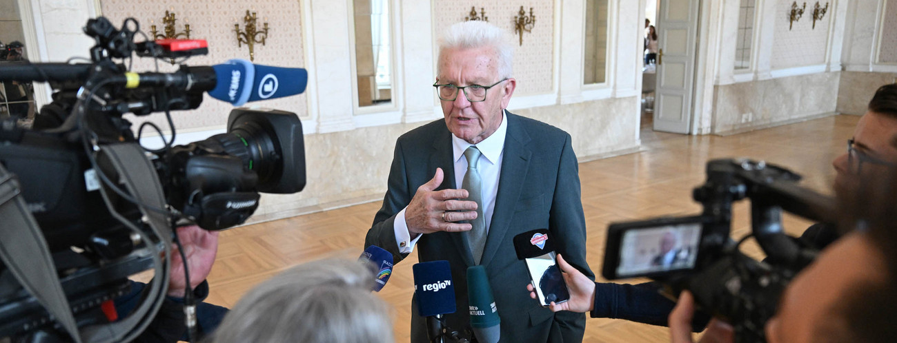 518503553 Ministerpräsident Winfried Kretschmann spricht vor Pressevertreterinnen und-vertretern.